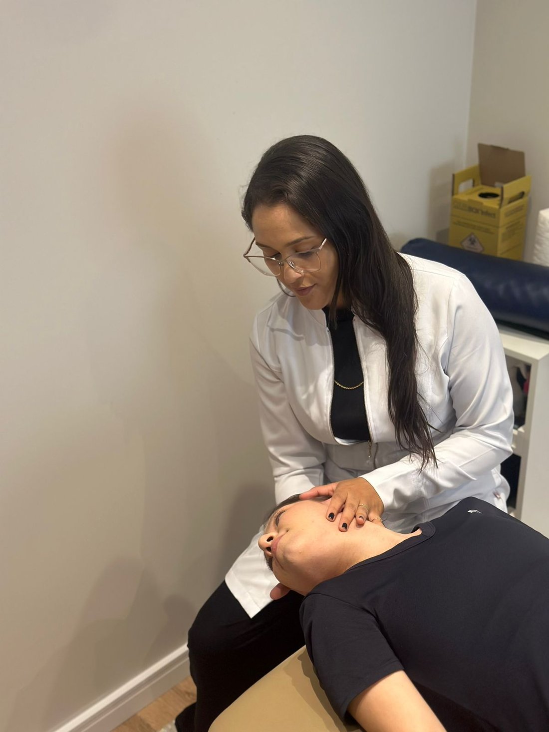 Daniela Souza durante um atendimento de fisioterapia