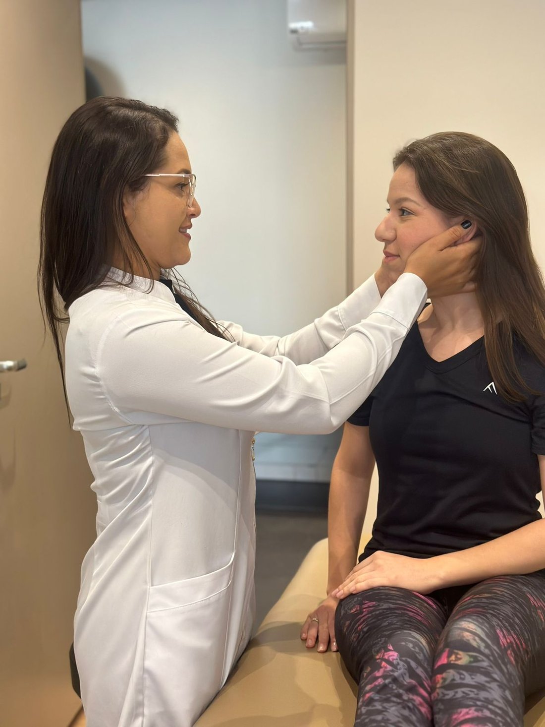 Daniela Souza durante um atendimento de fisioterapia