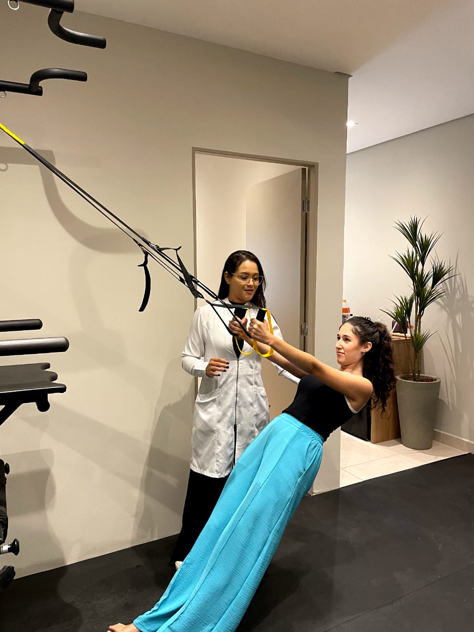 Daniela Souza durante um atendimento de fisioterapia